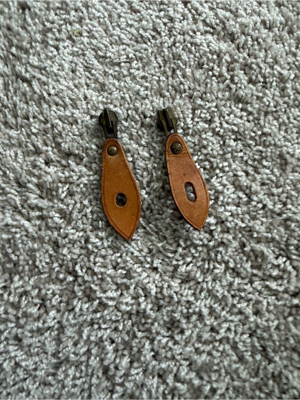 Louis Vuitton zip puller size 8